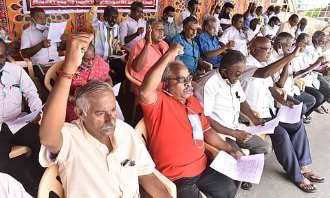 மத்திய கூட்டுறவு வங்கி ஊழியர்கள் தர்ணா போராட்டம்