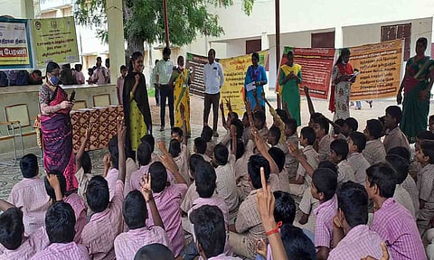 நிகழ்ச்சியில் பங்கேற்ற மாணவர்கள். 