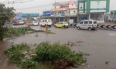 தேங்கிய நீர் சாலையில் வழிந்தோடுவதை படத்தில் காணலாம்.