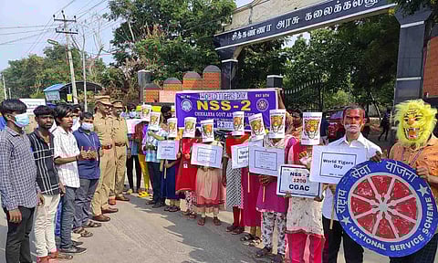 விழிப்புணர்வு ஏற்படுத்திய கல்லூரி மாணவர்களை படத்தில் காணலாம். 