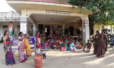 போராட்டத்தில் ஈடுபட்டவர்களை படத்தில் காணலாம்.