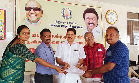  வீட்டு மனை வரன்முறைபடுத்துதல் சிறப்பு முகாமில் பயனாளிக்கு அனுமதி கடிதம் வழங்கிய போது எடுத்த படம்.