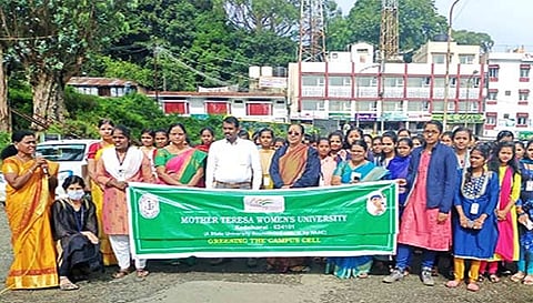 தூய்மை விழிப்புணர்வு பேரணியில் கலந்து கொண்டவர்கள்.