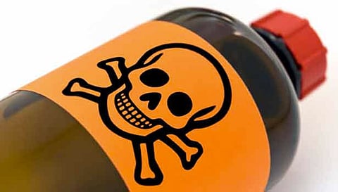 பெற்றோர் சண்டையால் விஷம் குடித்துவிட்டு பள்ளிக்கு சென்ற மாணவி