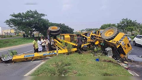 கிரேன் எந்திரம் கவிழ்ந்து கிடக்கும் காட்சி.