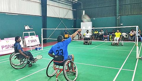 மாற்றுத்திறனாளிகள் இறகு பந்து விளையாடுவதை படத்தில் காணலாம்.