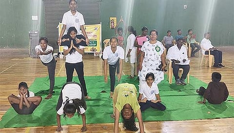 யோகா போட்டியில் கலந்து கொண்டவர்கள்.