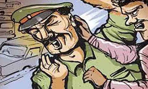 பொள்ளாச்சியில் போலீஸ்காரரை தாக்கிய தொழிலாளி கைது