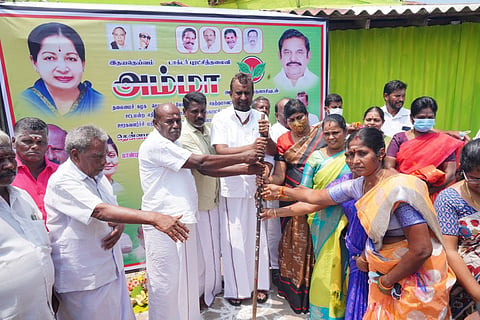 தென்னமநல்லூர் பகுதியில் சாக்கடை கால்வாய் அமைக்கும் பணி