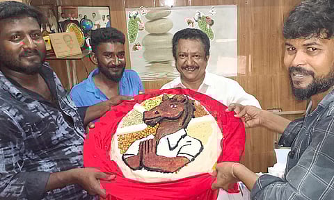 கண்காட்சிக்கு வைக்கப்பட்டுள்ள 44 கிலோ பிரமாண்ட சிறுதானிய இட்லி