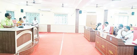 குடியாத்தம் நகர மன்ற கூட்டம் தலைவர் சவுந்தரராசன் தலைமையில் நடைபெற்ற போது எடுத்த படம்.