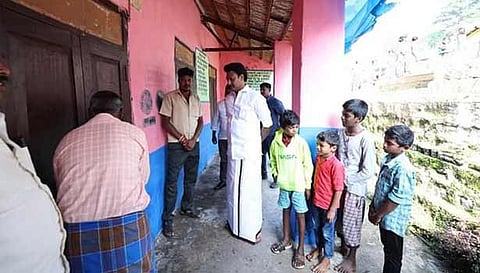 பள்ளியில் அமைச்சர் அன்பில் மகேஷ்பொய்யாமொழி ஆய்வு செய்த காட்சி.