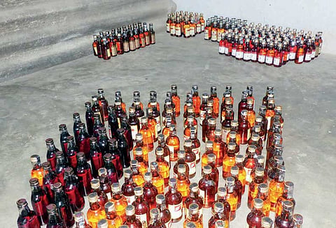 வீட்டில் மதுபாட்டில்கள் பதுக்கி விற்ற பெண் கைது