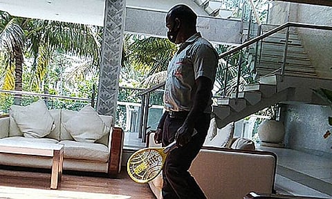 செஸ்வீரர்கள் தங்கும் ஓட்டல்களில் கொசுக்களை விரட்டும் ஊழியர்கள்