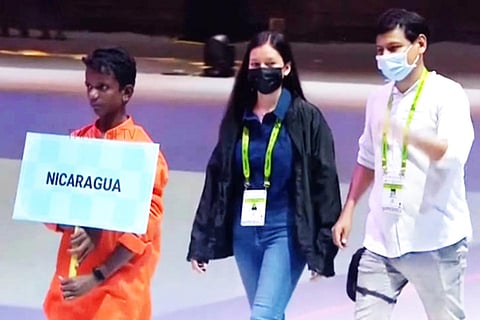 சர்வதேச சதுரங்க போட்டி தொடக்க விழாவில் நிகரகுவா நாட்டு வீரர்களை, மதுரை மாணவர் பிரதீப் அடையாள அட்டை ஏந்தியபடி அழைத்து வந்தார்.