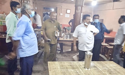 கடைகளில் சோதனை செய்த அதிகாரிகள்.