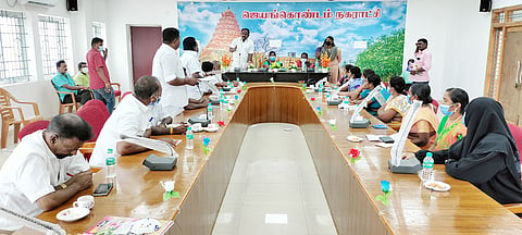 ஜெயங்கொண்டம் நகராட்சி கூட்டத்தில் அ.தி.மு.க. கவுன்சிலர்கள் வாக்குவாதம்