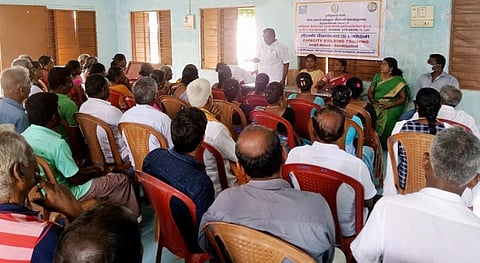 ஊராட்சி மன்ற தலைவர் டி.கே.பாண்டியன் தலைமையில் மீன்வளர்ப்பு பயிற்சி நடைபெற்ற காட்சி.