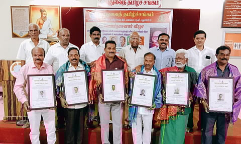 தமிழ் சங்கத்தில் முப்பெரும் விழாவில் விருது வழங்கப்பட்ட காட்சி.