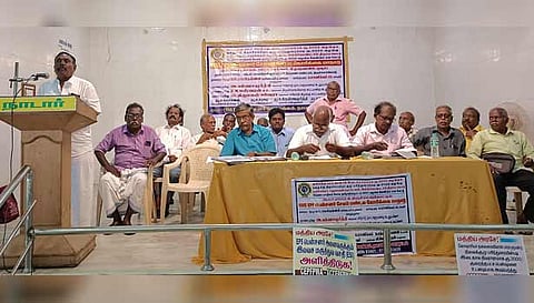 திருச்செங்கோட்டில் நடைபெற்ற சேலம் மண்டல ஓய்வூதியதாரர்கள் மாநாட்டில் தலைவர் ராமகிருஷ்ணன் பேசிய காட்சி.