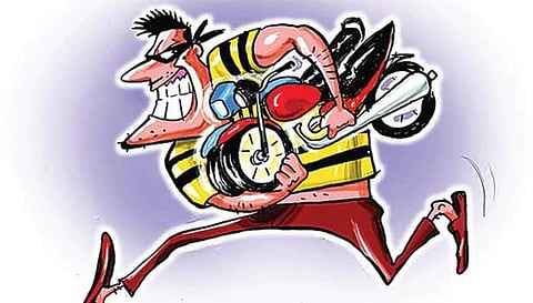 இருசக்கர வாகனத்தை திருட முயன்ற லாரி டிரைவர்கள் 2 பேர் கைது