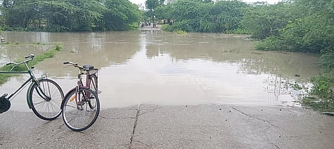 கவுண்டமாநதியில் தரைப்பாலத்தை மூழ்கடித்தது தண்ணீர் செல்கிறது.