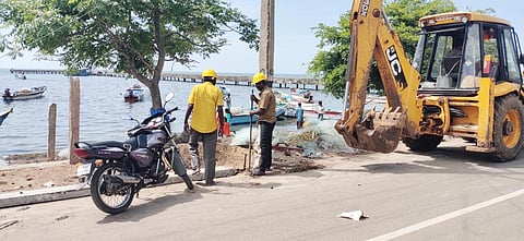 தொண்டியில் மின்பாராமரிப்பு பணி நடைபெற்று வருகிறது.
