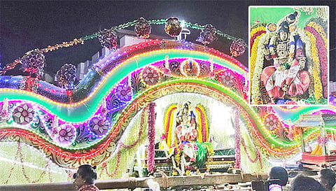 புஷ்ப பல்லக்கில் அம்மன் வீதியுலா நடைபெற்றது. (உள்படம்): சிறப்பு அலங்காரத்தில் வேதநாயகி அம்மன்.