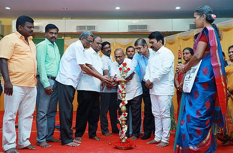 பிளஸ்-2 மாணவர்களுக்கான கல்வி விழிப்புணர்வு நிகழ்ச்சியை, பி.எஸ்.ஆர். கல்வி குழுமங்களின் தாளாளர் ஆர்.சோலைசாமி, நடிகர் தாமு மற்றும் முதல்வர்கள் குத்துவிளக்கு ஏற்றி தொடங்கி வைத்தனர்.