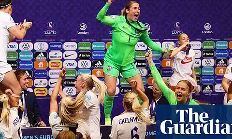 செய்தியாளர் சந்திப்பின்போது மேஜை மீது ஏறி ஆட்டம்போட்ட வீராங்கனைகள் - வைரலாகும் வீடியோ