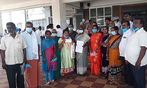 பொதுமக்கள் மாவட்ட கலெக்டரிடம் மனு அளித்த காட்சி.