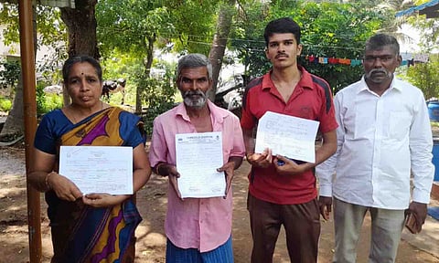 முத்துசாமி குடும்பத்தினர் புகார் அளித்த காட்சி.