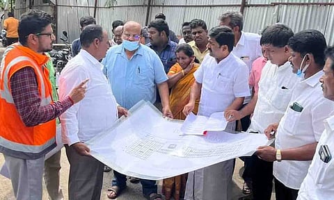 திருப்பூர் பழைய பஸ் நிலையம் அருகே கட்டப்பட்டு வரும் மார்க்கெட் கட்டிடத்தை மேயர் தினேஷ்குமார் ஆய்வு செய்த காட்சி.