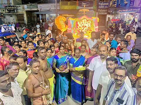 ஊர்வலத்தில் கலந்து கொண்ட பொதுமக்கள்.