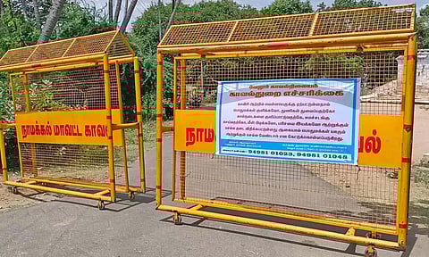 காவிரி ஆற்றுக்கு செல்லும் பாதை இரும்பு தடுப்புகளை வைத்து இருப்பதை படத்தில் காணலாம்.