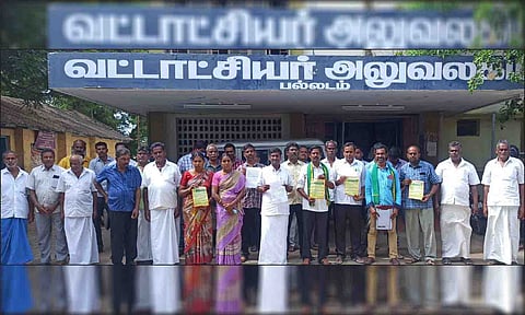 ஊர் பொதுமக்கள் மற்றும் தமிழக விவசாயிகள் பாதுகாப்பு சங்கத்தின் சார்பில் மனு அளித்த காட்சி.