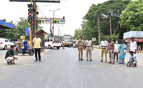 கடலூர் மஞ்சக்குப்பம் பாரதி சாலையில் விபத்தை குறைக்க சாலை அளவீடு செய்யும் பணி மும்முரமாக நடந்தது.