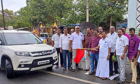 கன்னியாகுமரியில் சுற்றுலா வாகனங்களுக்கு நுழைவு கட்டணம் வசூல் - பேரூராட்சி தலைவர் குமரி ஸ்டீபன் தொடங்கி வைத்தார்