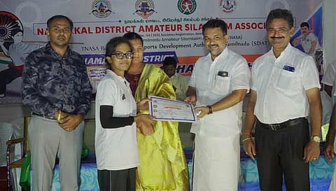 மாவட்ட அளவிலான சிலம்பப் போட்டியில் வெற்றி பெற்றவர்களுக்கு பரிசளித்தபோது எடுத்த படம்.