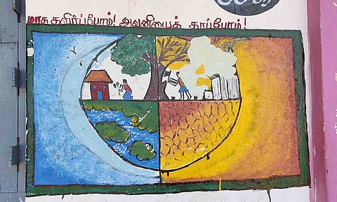 பள்ளி சுவர்களில் ஓவியங்கள் வரையப்பட்டுள்ள காட்சி.