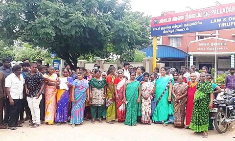 போலீஸ் நிலையத்தை முற்றுகையிட்ட பொதுமக்களை படத்தில் காணலாம்.