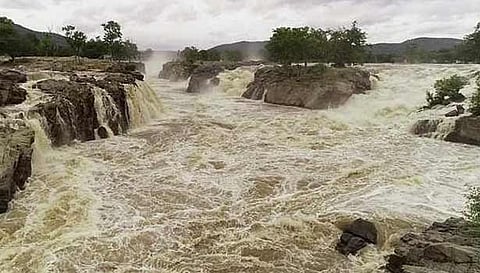 காவிரி ஆற்றில் வெள்ளப் பெருக்கு: கரையோர பகுதி மக்களுக்கு கலெக்டர் எச்சரிக்கை