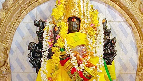சிறப்பு அலங்காரத்தில காளியம்மன்.