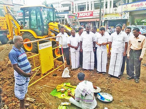 ஸ்ரீபுரம் முதல் ஆர்ச் வரை சாலை அமைக்கும் பணியை அப்துல்வகாப் எம்.எல்.ஏ. தொடங்கி வைத்த காட்சி.
