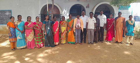 வசுந்தரனுக்கு அரசு உயர்நிலைப் பள்ளியில் பாராட்டு விழா நடைபெற்ற காட்சி.