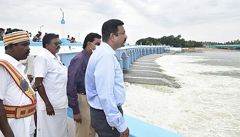 கல்லணை அணைப்பகுதியில் ஆய்வு செய்த கலெக்டர் தினேஷ்பொன்ராஜ் ஆலிவர்.