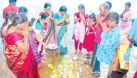 திருவையாறு காவிரி புஷ்ய மண்டபத்துறையில் பொதுமக்கள் வழிபாடு நடத்தினர்.