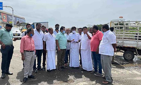 மேயர் தினேஷ்குமார் ஆய்வு செய்த காட்சி.