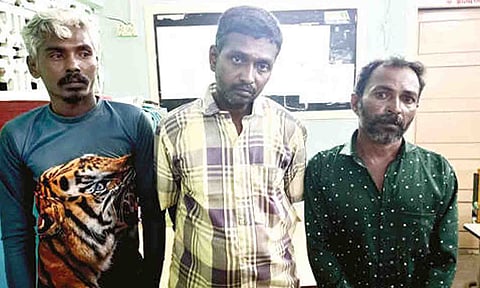 பேட்டரி திருடியவர்களை படத்தில் காணலாம்.