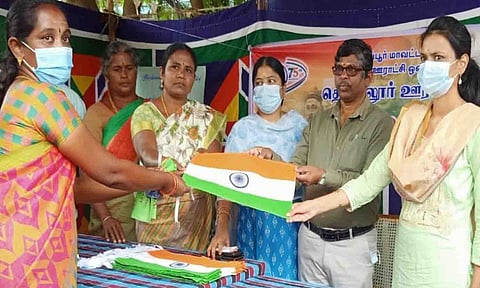 தேசிய கொடி விற்பனை தொடங்கி வைக்கப்பட்ட காட்சி. 
